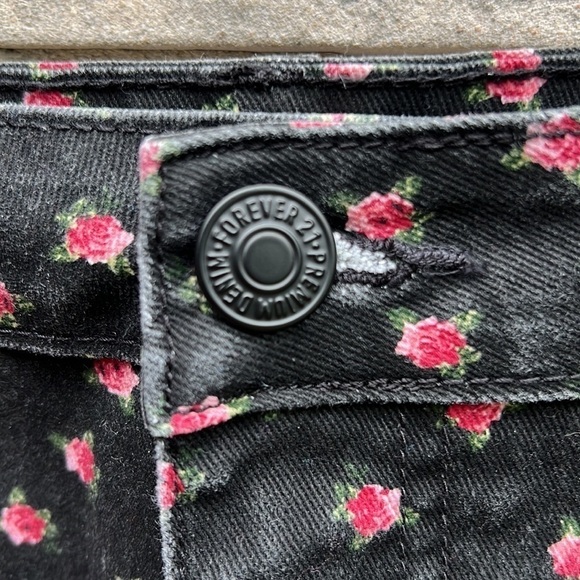 Forever 21 Black Denim Floral Mini Skirt Sz 0X - Picture 3 of 7